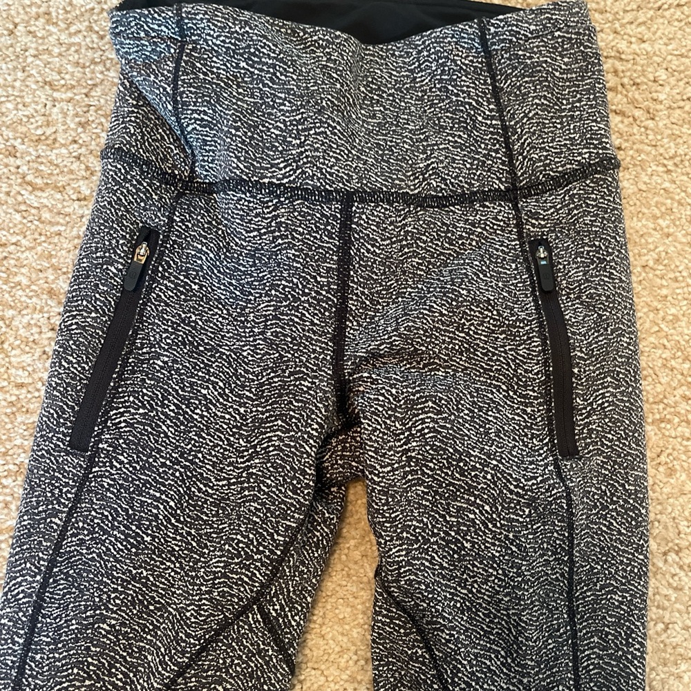 Lululemon black and white patterned leggings size 2